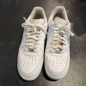 Men White Air Force 1s Size 11
